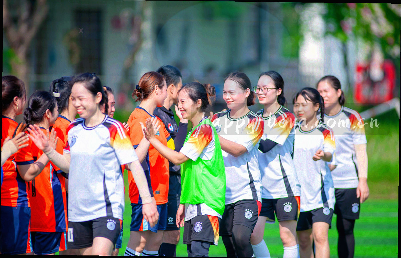 主题赛季期间场馆霓虹灯效与人群互动的现场画面